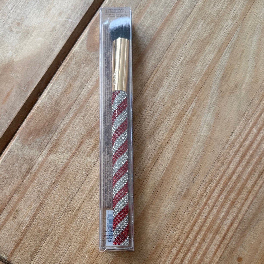 Limited edition holiday Tarte paw concealer brush